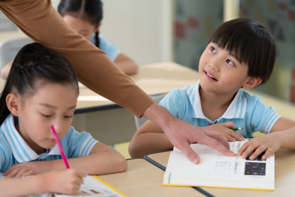 小学生和老师在课堂图片