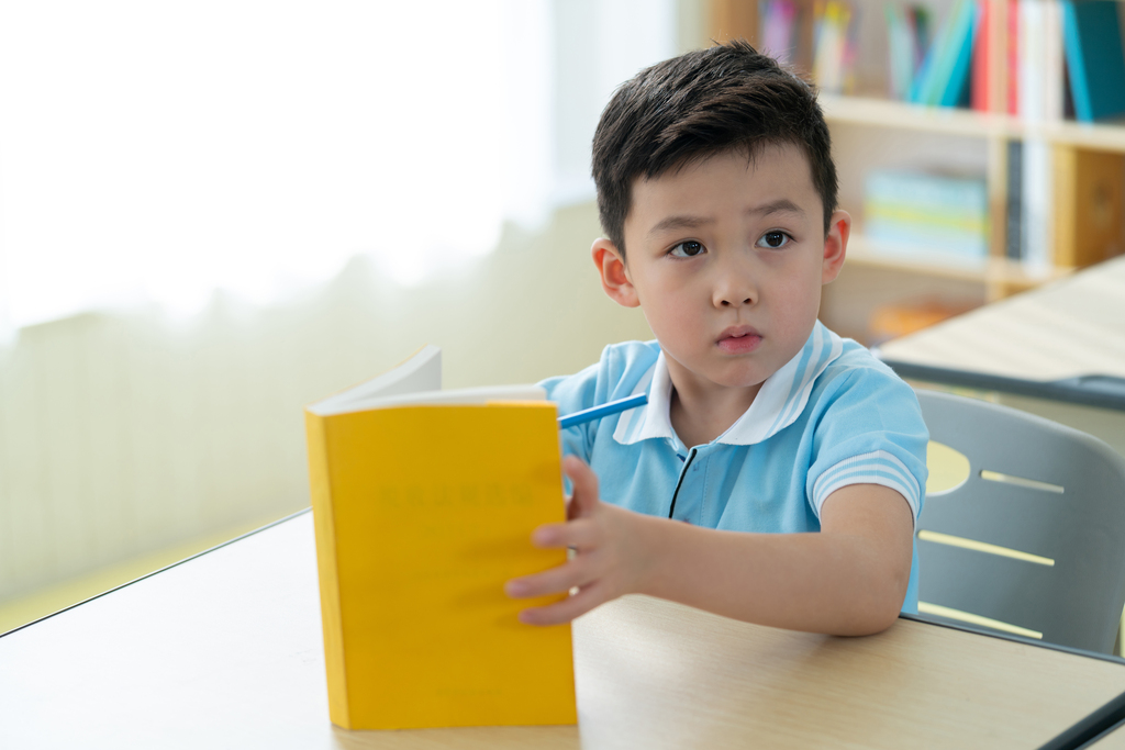 小学生在看书