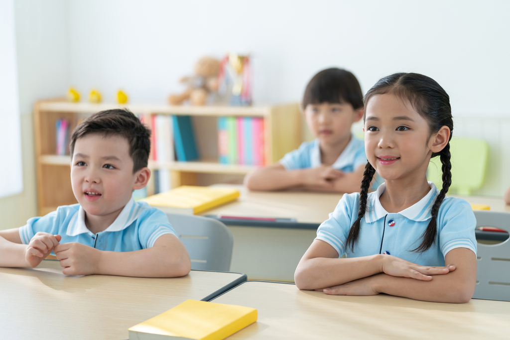 小学生在上课图片