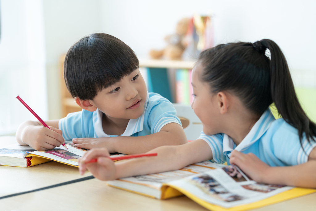 小学生在写作业图片