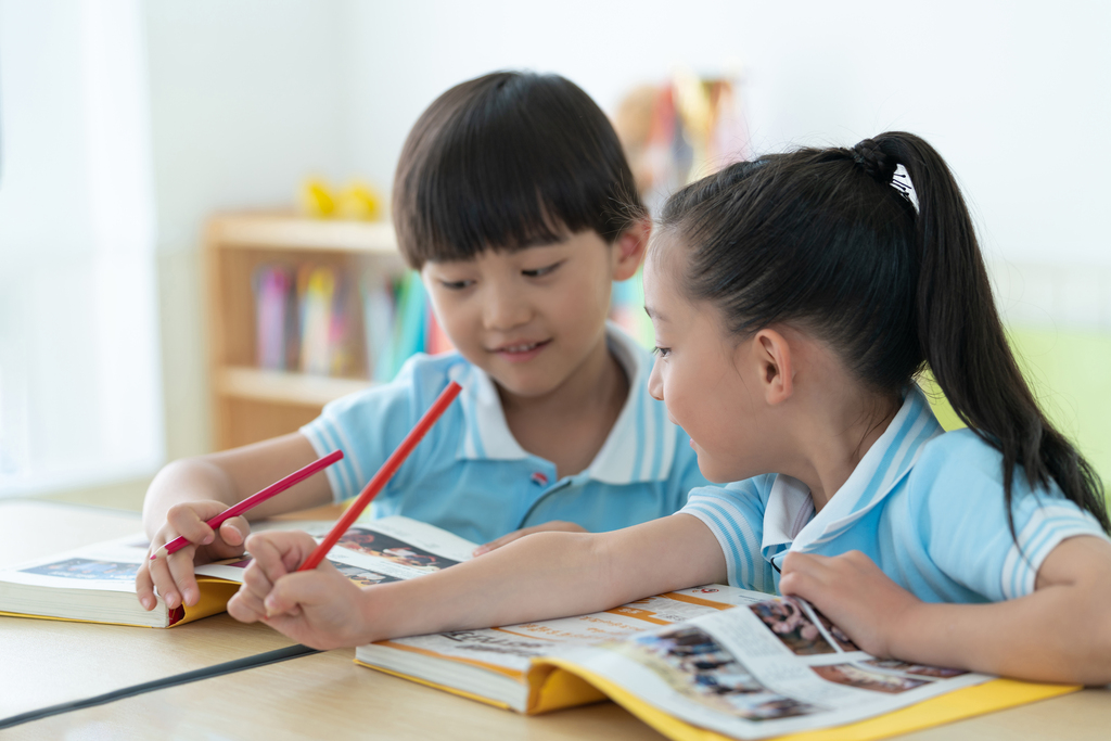 小学生在写作业图片