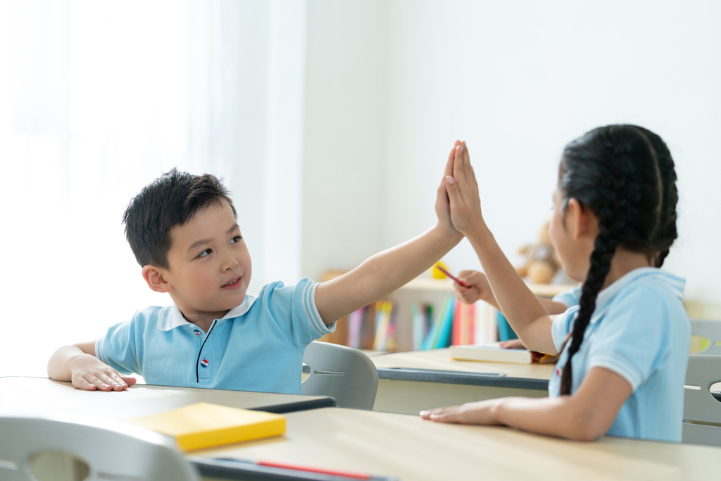 小学生在上课图片