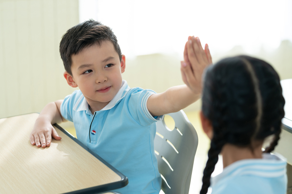 小学生在上课图片