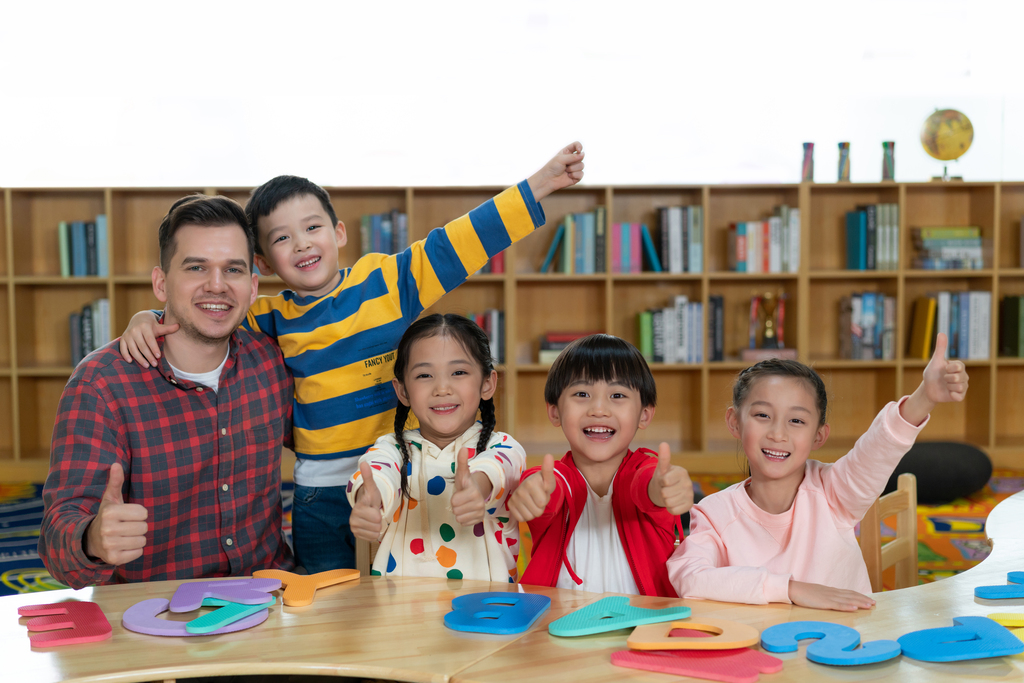 外籍老师和学生在一起