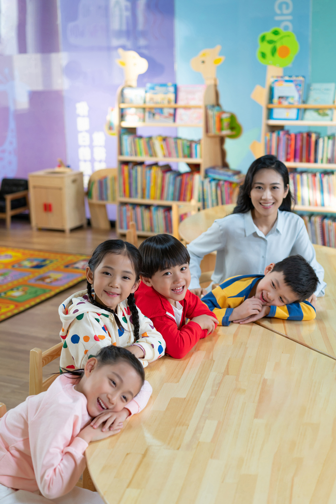 年轻女老师和学生在一起