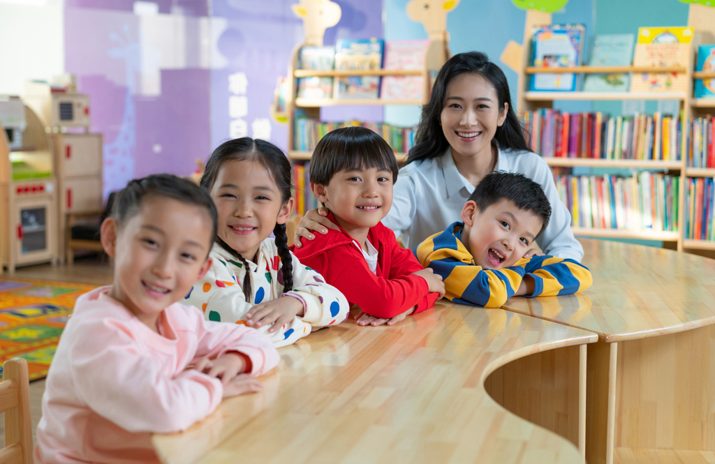 年轻女老师和学生在一起