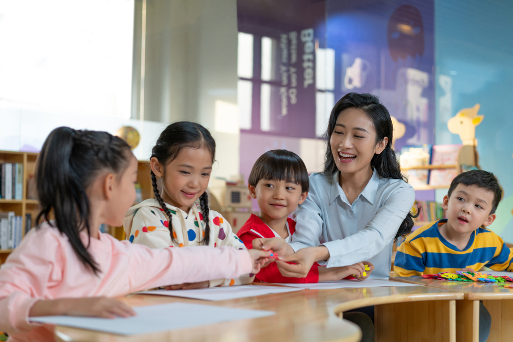 年轻女老师和学生在一起