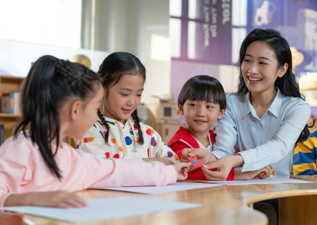 年轻女老师和学生在一起