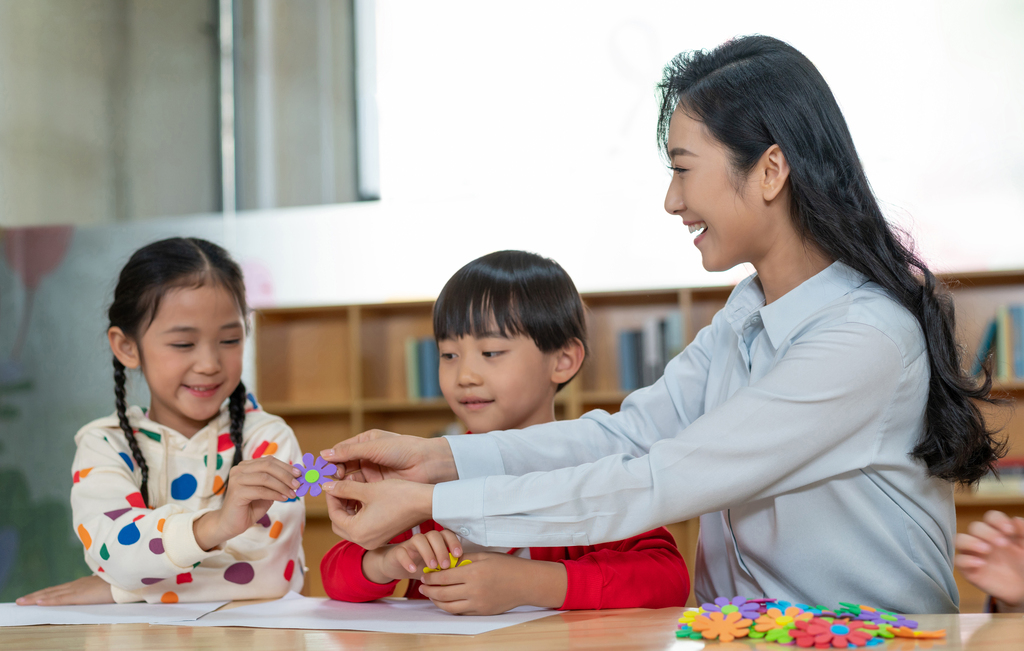 年轻女老师和学生在一起图片