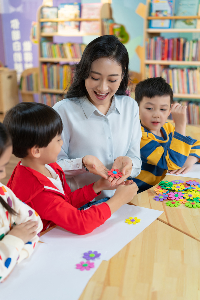 年轻女老师和学生在一起图片