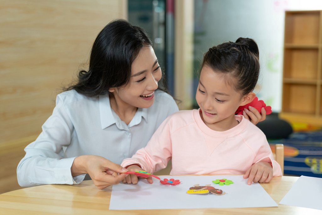 年轻女老师和学生在一起图片