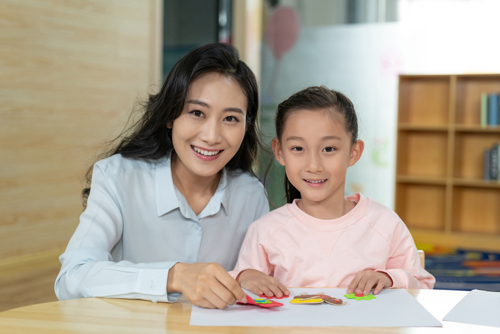 年轻女老师和学生在一起图片