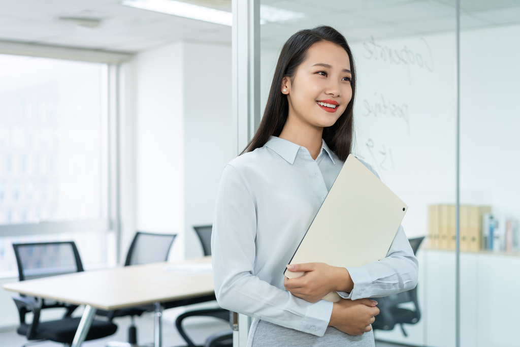 年轻商务女士拿着文件夹图片