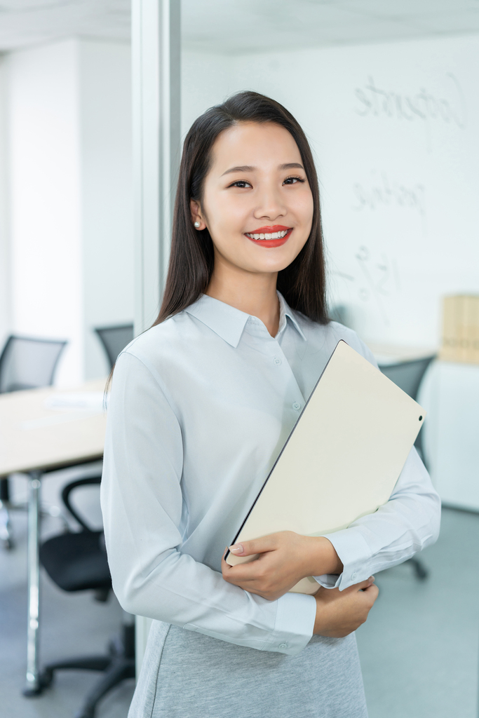 年轻商务女士拿着文件夹