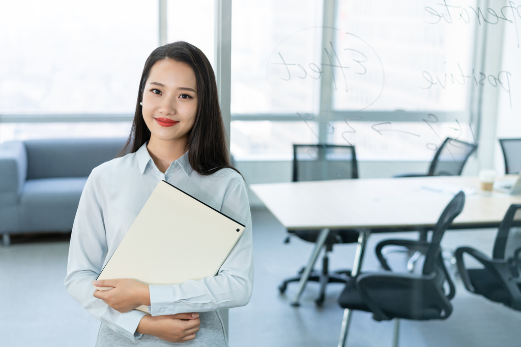 年轻商务女士拿着文件夹