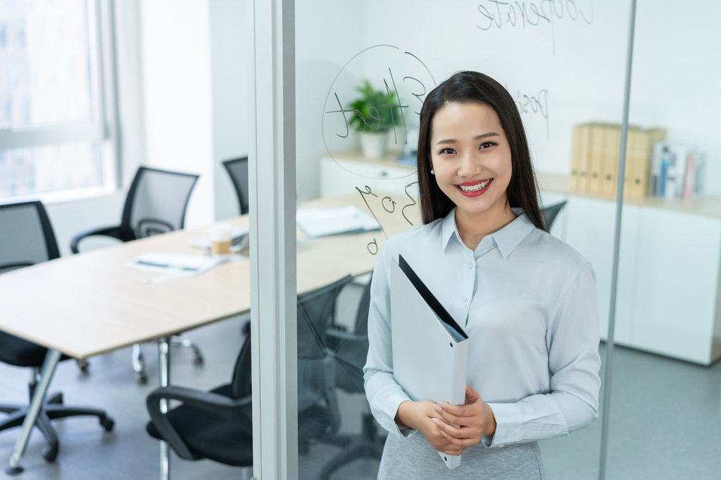 年轻商务女士拿着文件夹图片