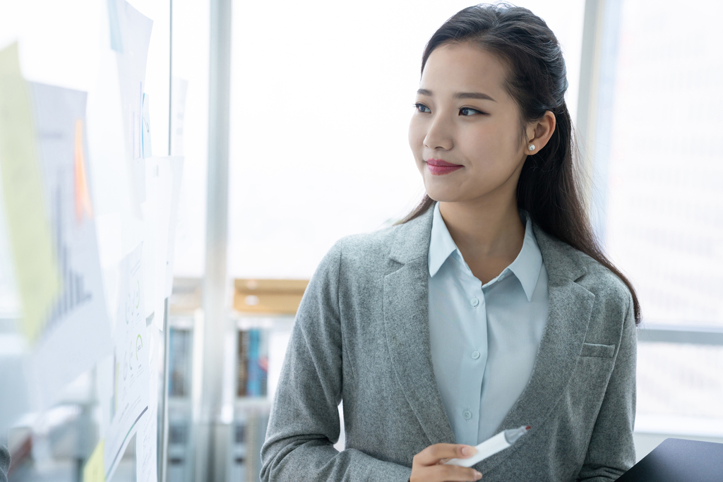 年轻商务女士