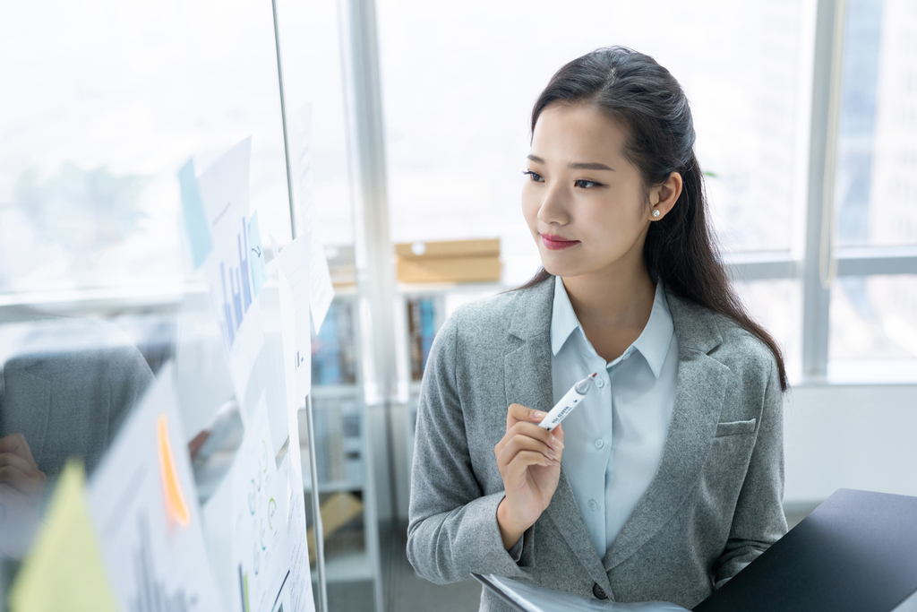 年轻商务女士图片