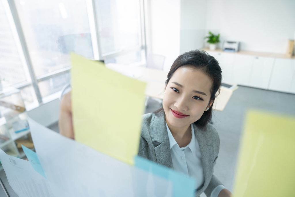 年轻商务女士