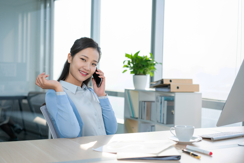 年轻女子休闲办公图片