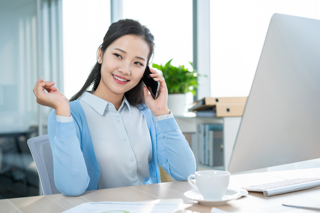 年轻女子休闲办公图片