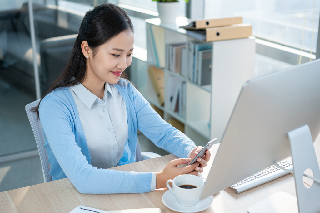 年轻女子休闲办公图片
