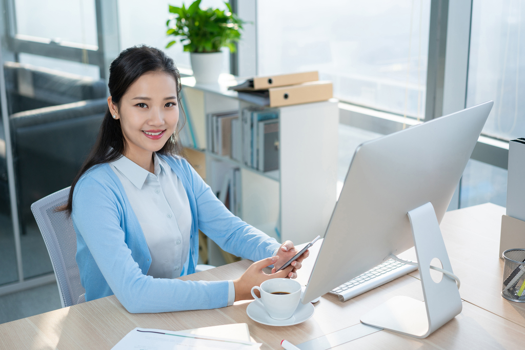 年轻女子休闲办公图片