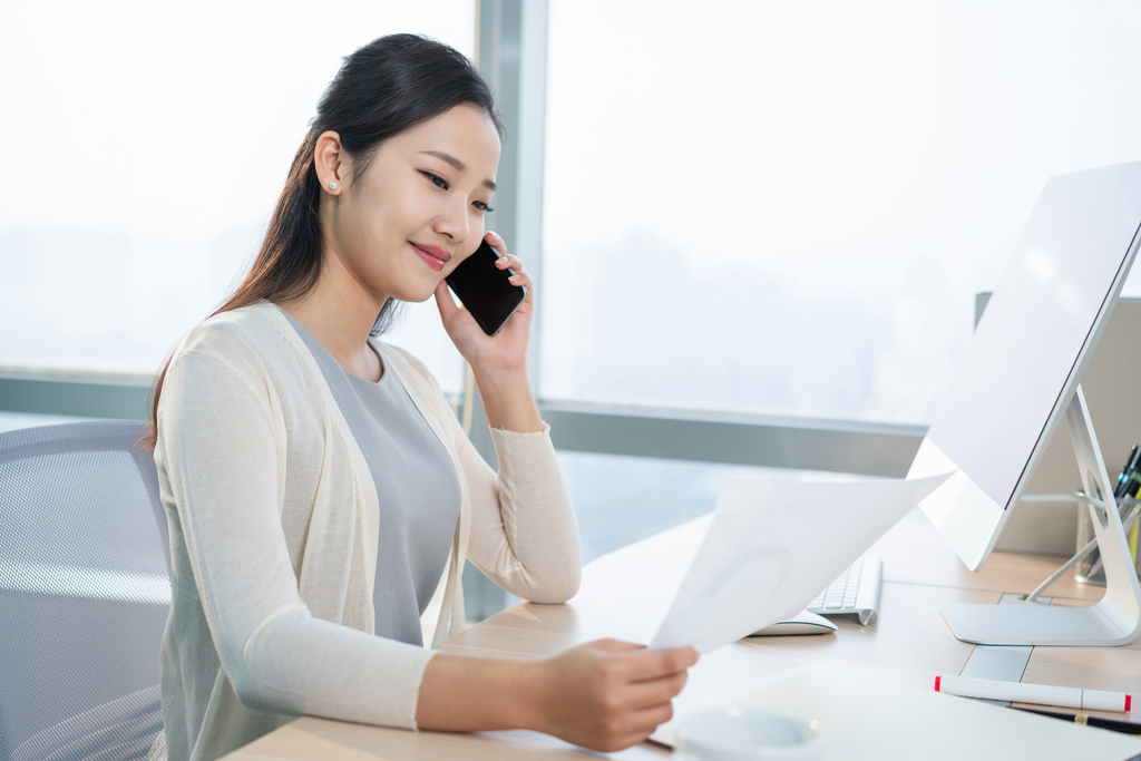 年轻女子休闲办公图片