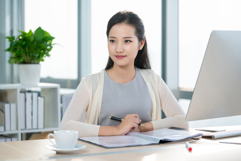 年轻女子休闲办公图片