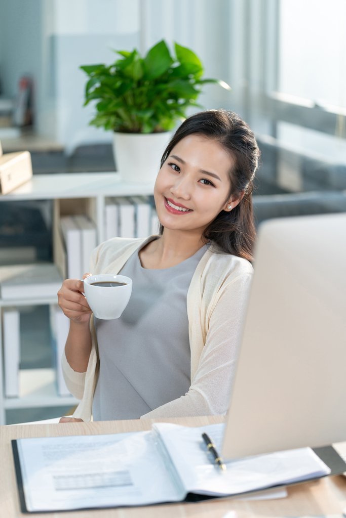 年轻女子休闲办公图片