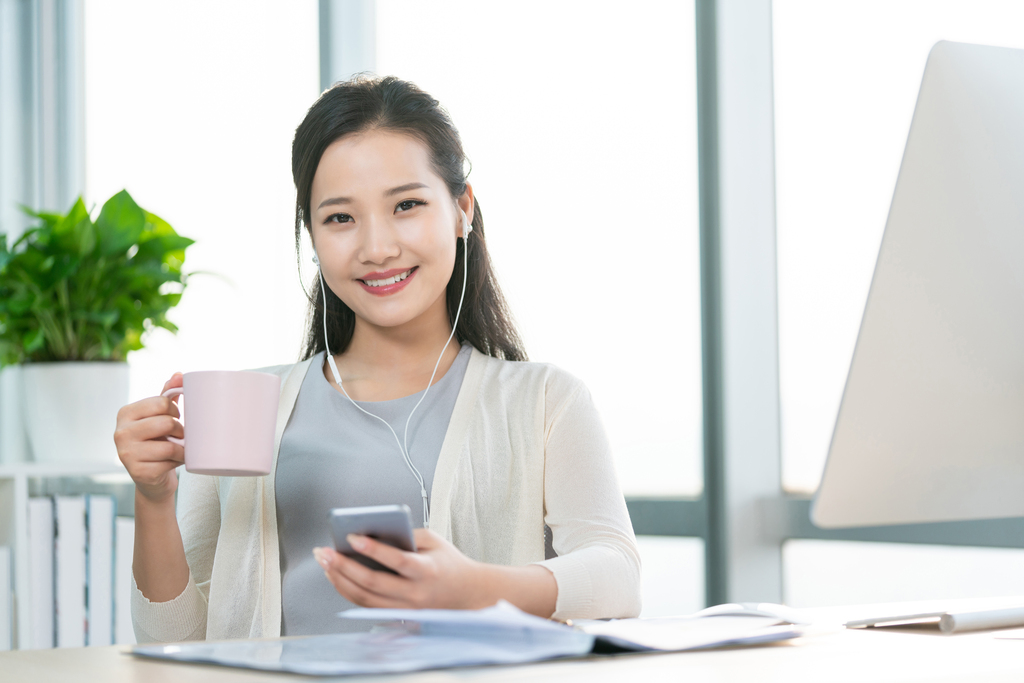 年轻女子休闲办公图片