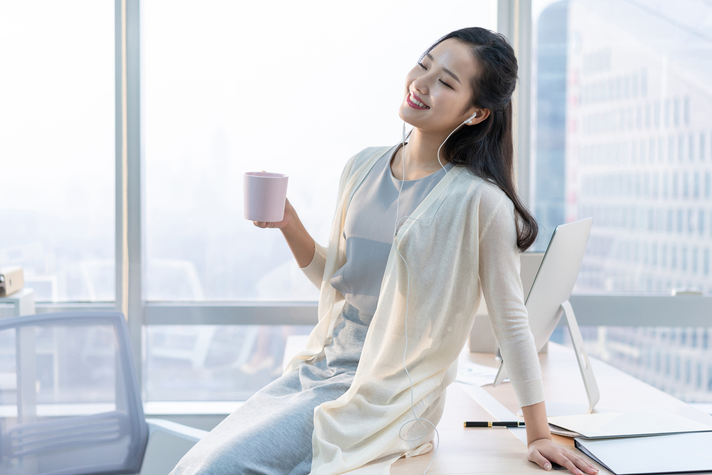 年轻女子休闲办公
