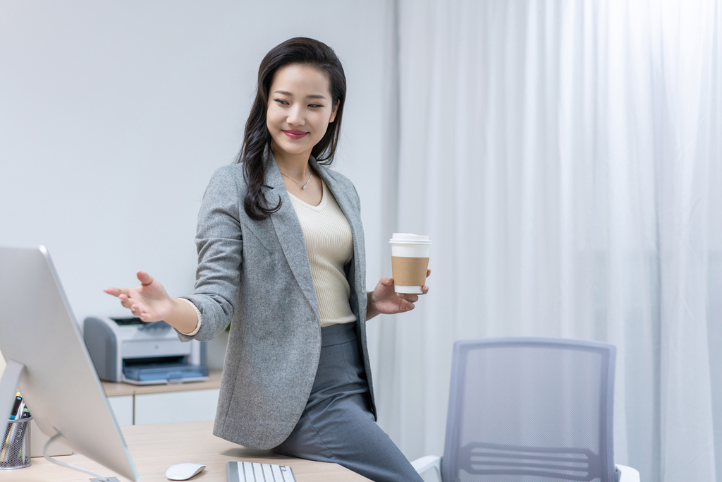 商务女士轻松办公图片