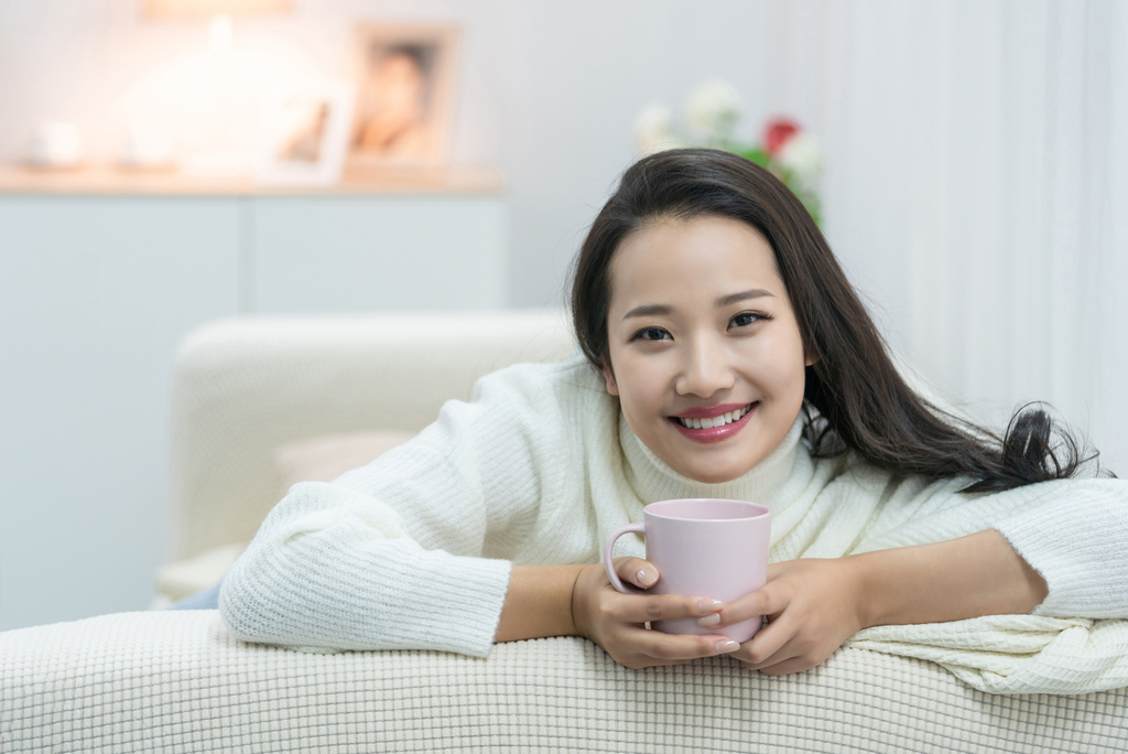 年轻女士在家享受休闲时光