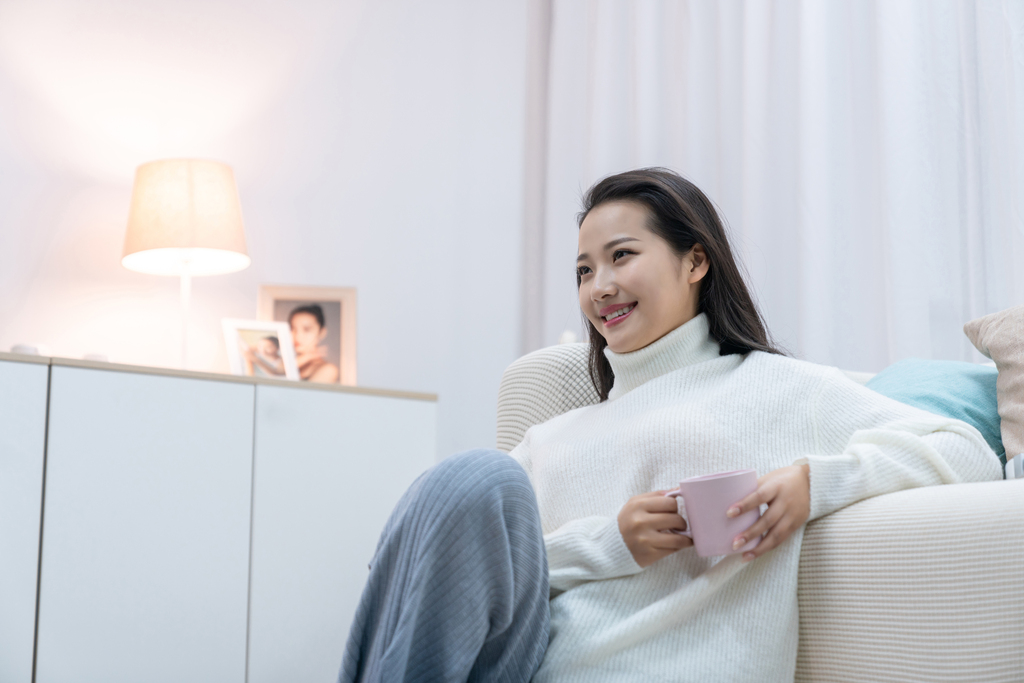 年轻女士在家享受休闲时光