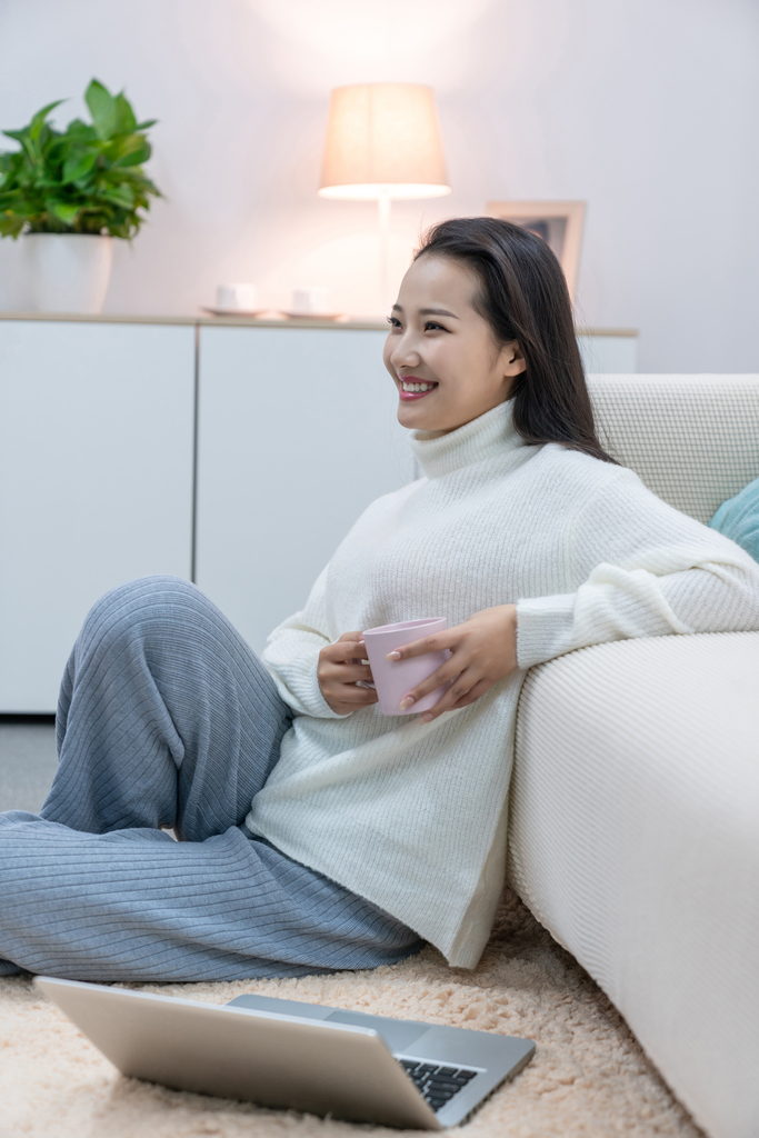 年轻女士在家享受休闲时光图片