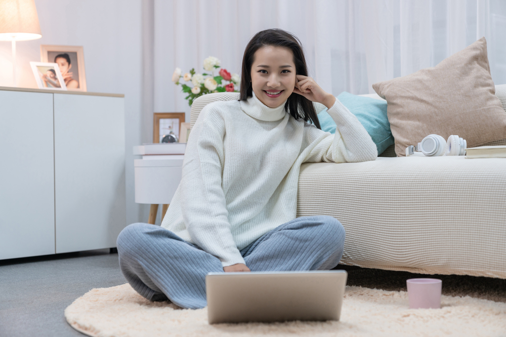 年轻女士在家享受休闲时光