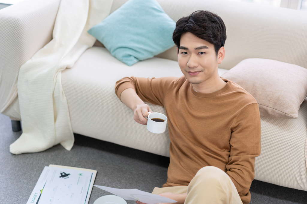 年轻男子在家看文件
