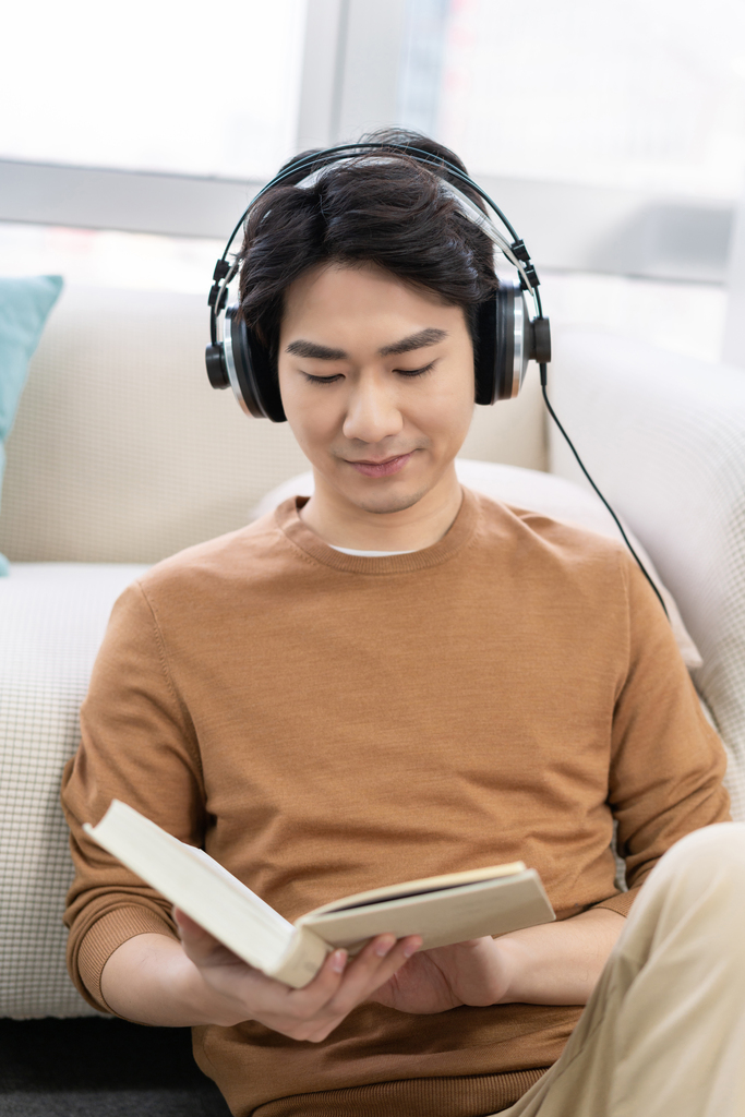 听音乐的年轻男子