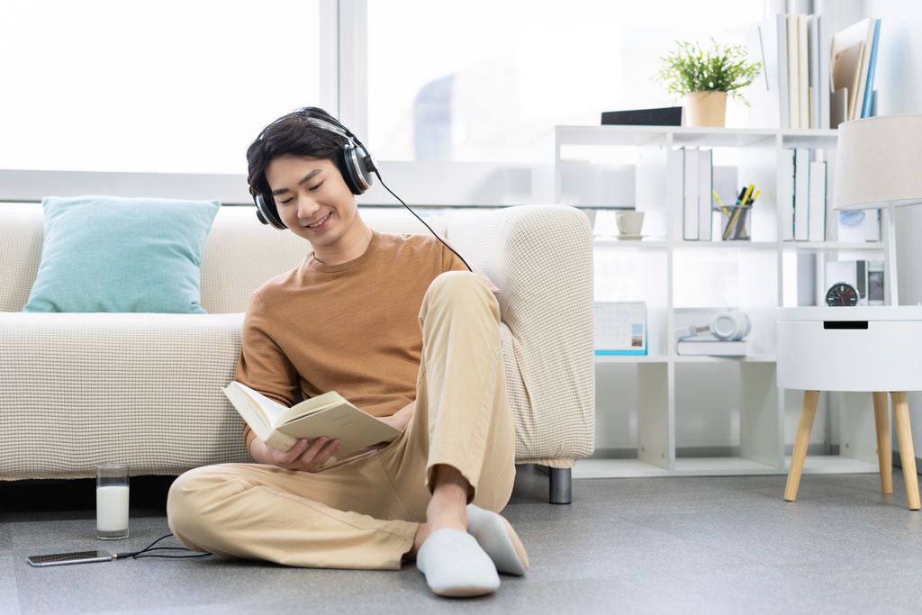 听音乐的年轻男子