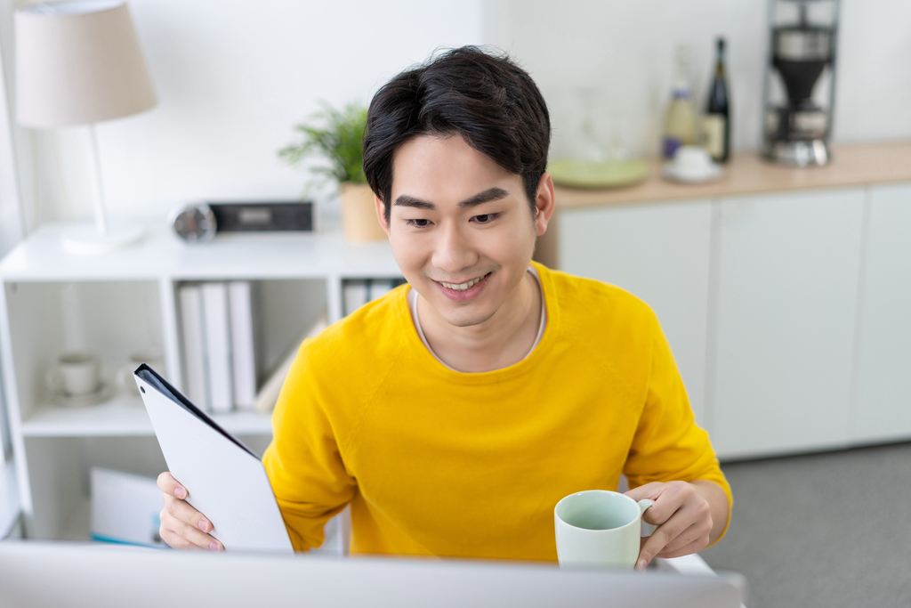 年轻男子休闲办公
