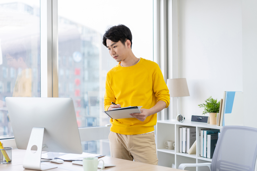 年轻男子休闲办公图片