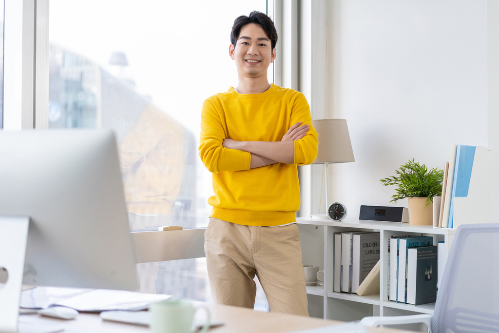 年轻男子休闲办公