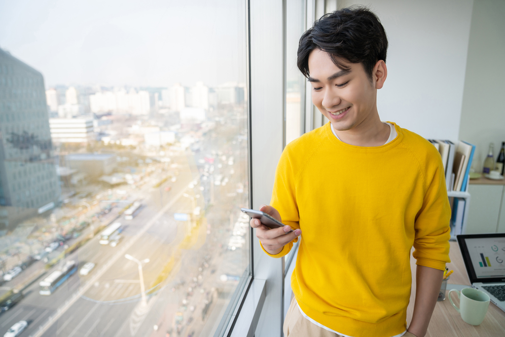 年轻男子休闲办公