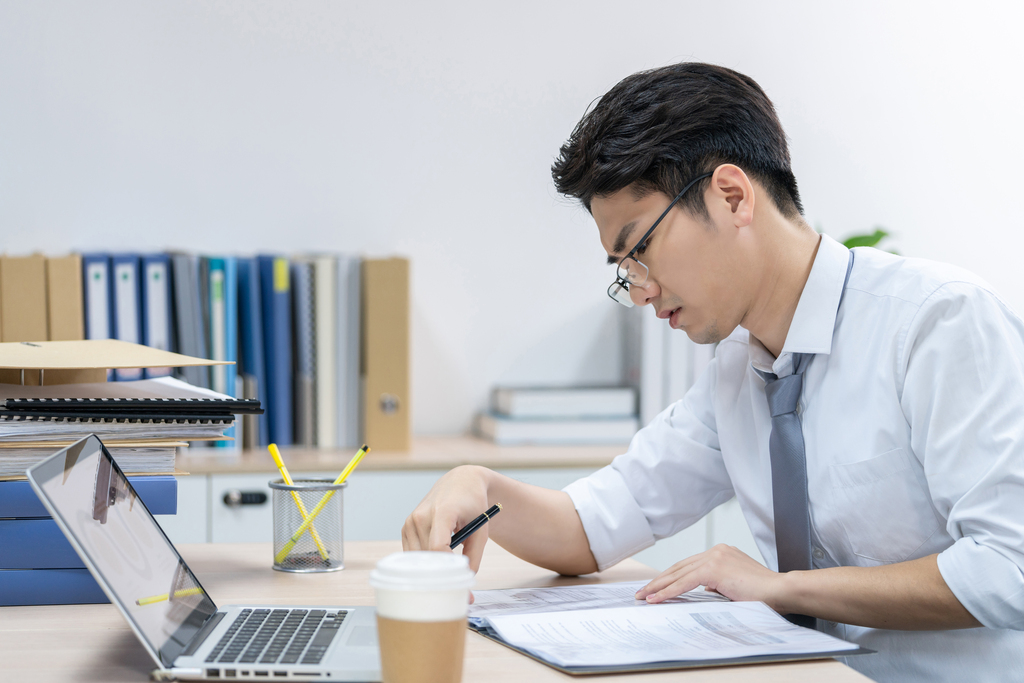 商务男士在办公室加班图片