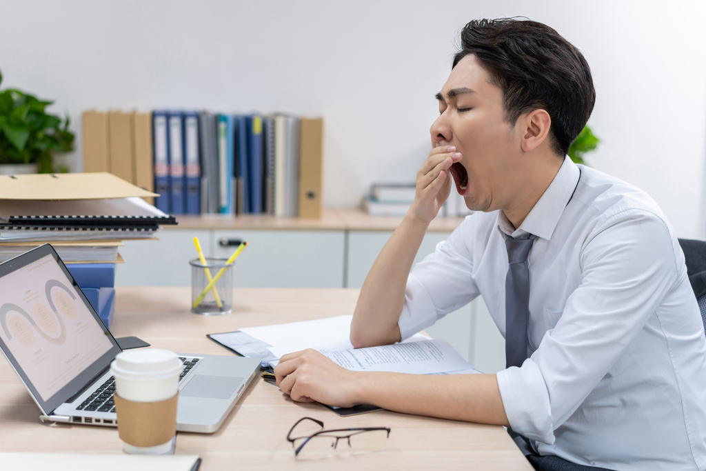 商务男士在办公室加班图片