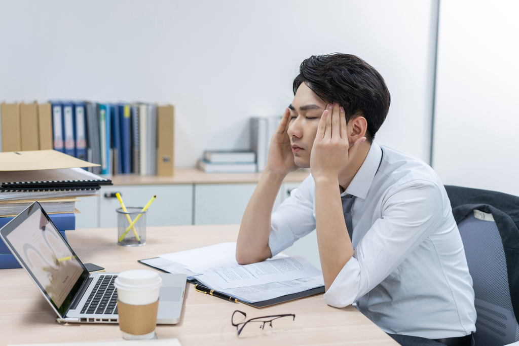 商务男士在办公室加班图片