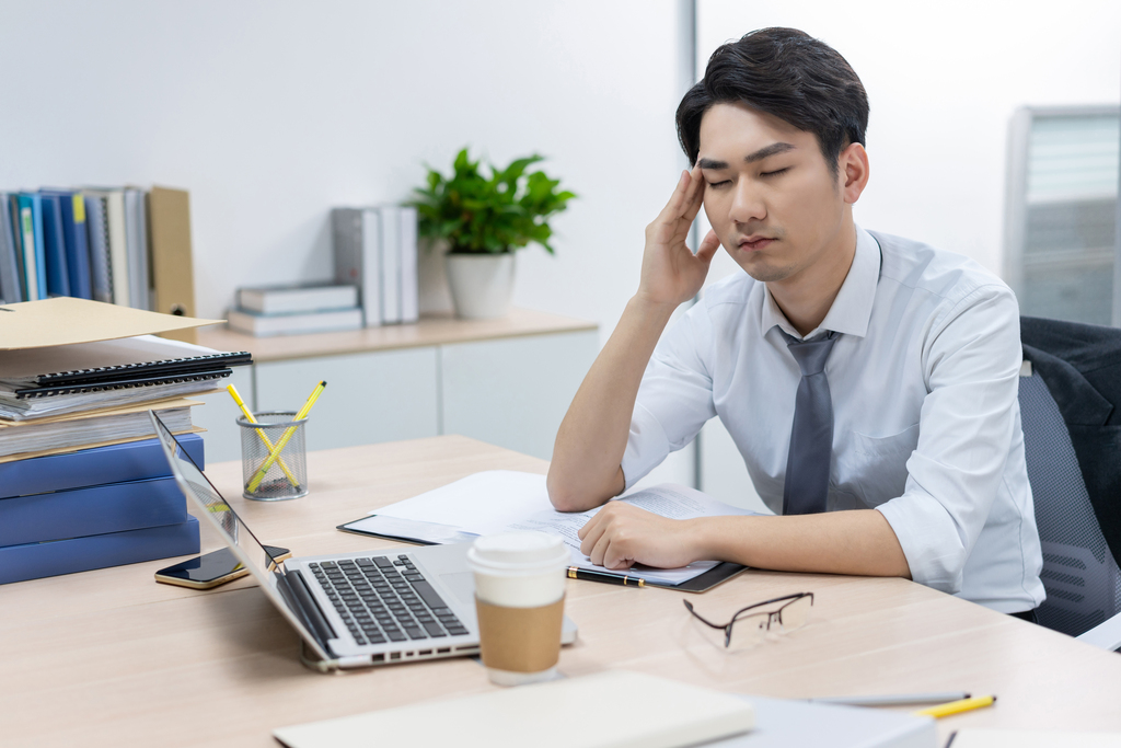 商务男士在办公室加班