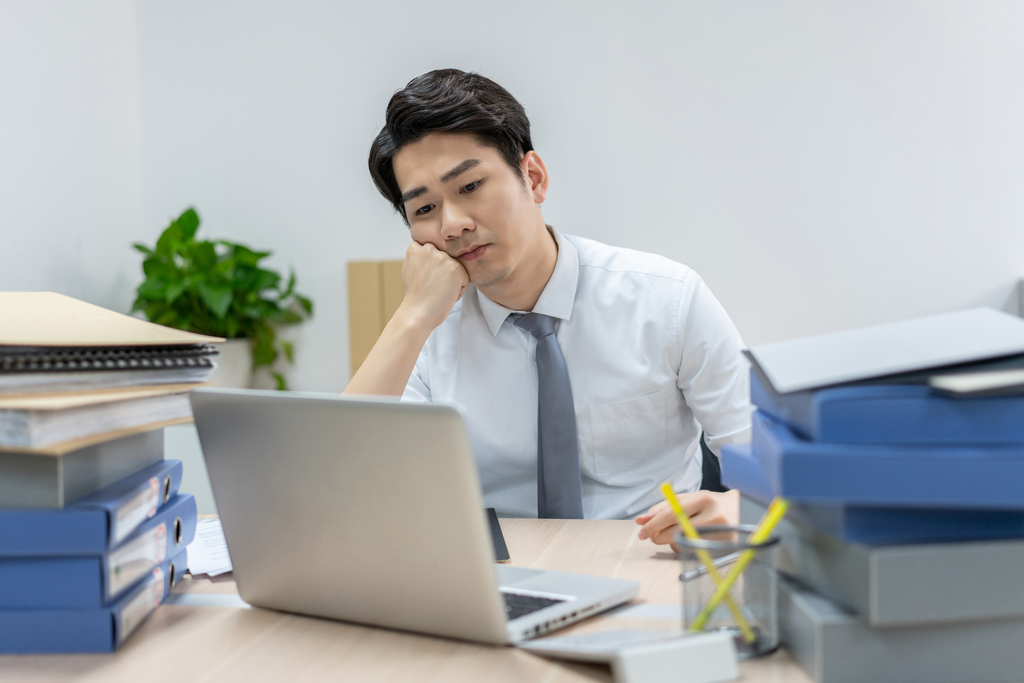 商务男士在办公室加班