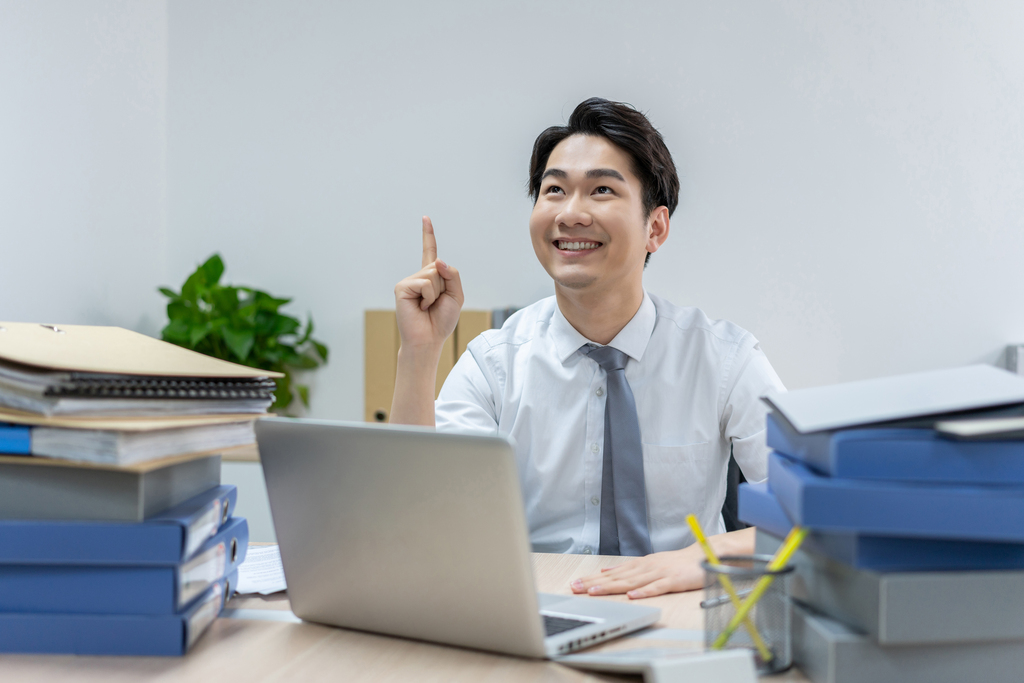 快乐的商务男士在办公室加班